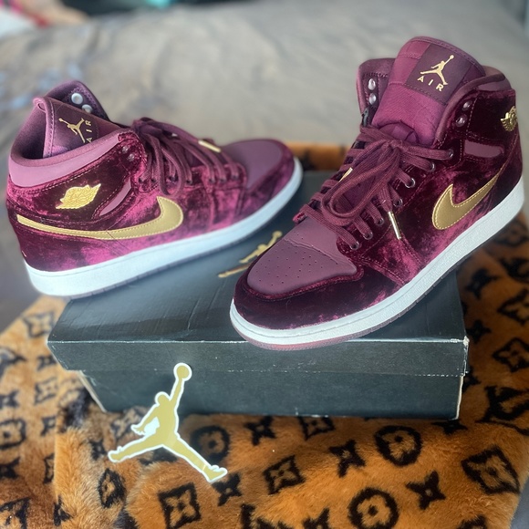 Limited Edition Velvet Princess Jordan sneakers - Picture 1 of 6